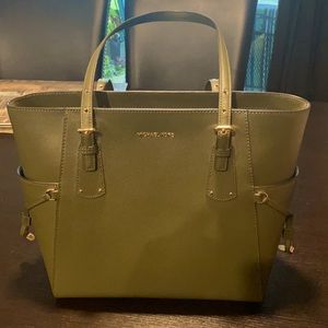 Michael Kors Voyager East/West